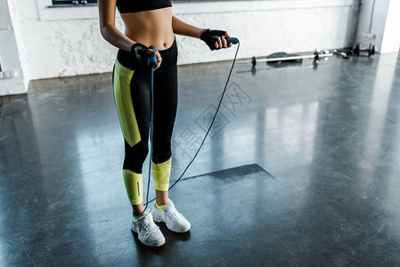 在体育中心用跳绳对女运动员进行培训图片