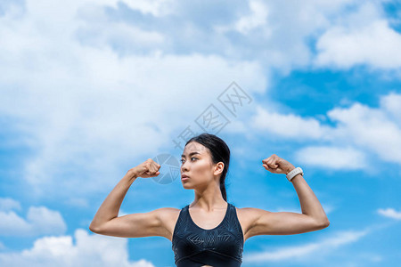 美丽而强壮的亚洲女运动员面图片