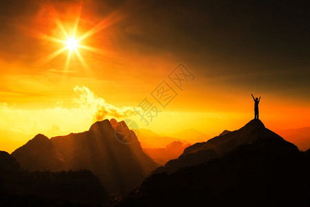 日落时在山顶上的人剪影概念场景图片