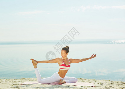 做瑜伽锻炼的年轻女子图片