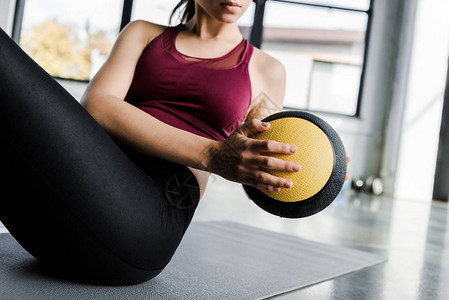 体育中心的女运动员在健身中心用药球做腹图片