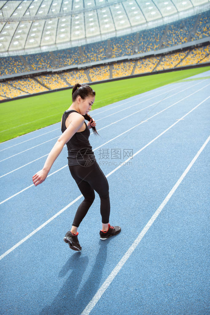 年轻的亚洲女运动员在赛道图片