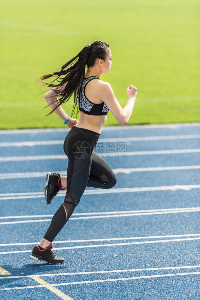 在赛道体育场对女运动员进行跑径运动场培训图片