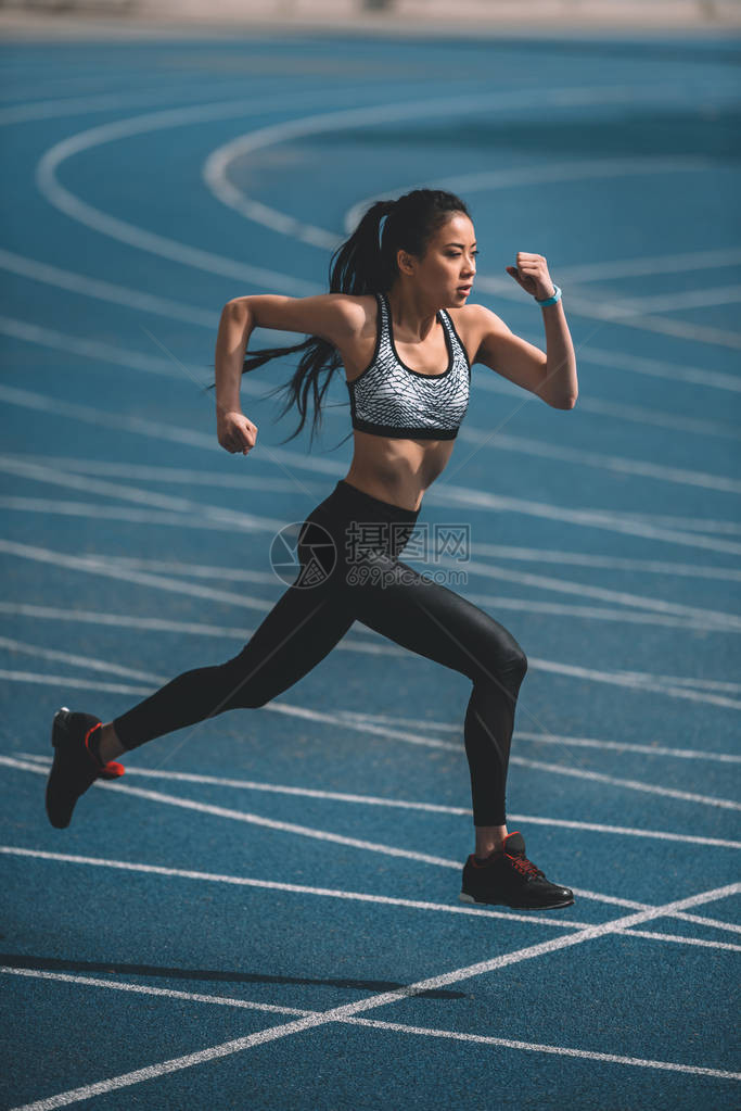 在赛道体育场对女运动员进行跑径运动场培训图片