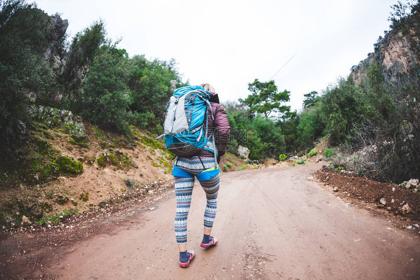 登山者正在为攀登做准备一名身穿安全系统并背着包的妇女接近攀登路线登山自然健身登山者正沿着一条图片