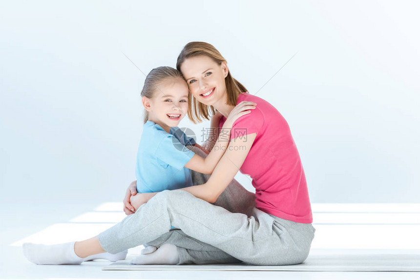 幸福的女儿和母亲在白色图片