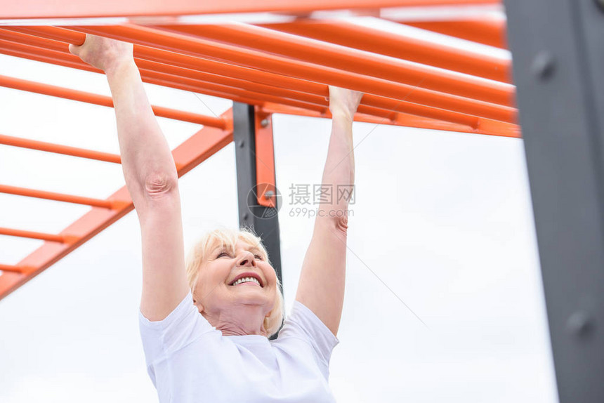 微笑着的老年妇女在图片