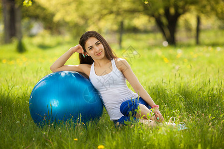 年轻女子在绿公园运动健图片