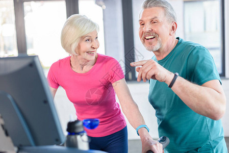 老年人健身课运动场旧式运动夫妇培训图片