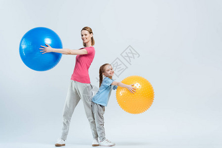 母亲和女儿在运动时用背景图片
