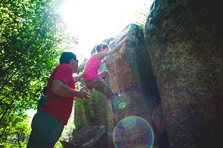 在大自然中攀爬朋友们爬到石头上女孩爬上石头图片