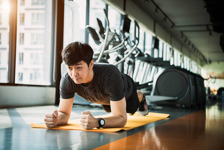 在健身房做规划运动的亚洲健壮男子的肖像图片