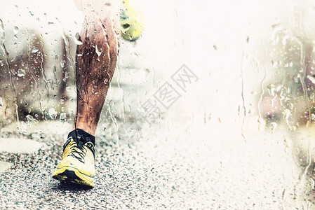 近距离接近沥青的男子足部雨水天气图片