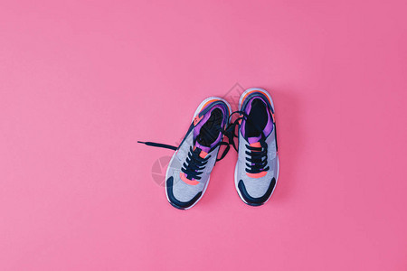 在粉红色上隔离的一对运动鞋背景图片