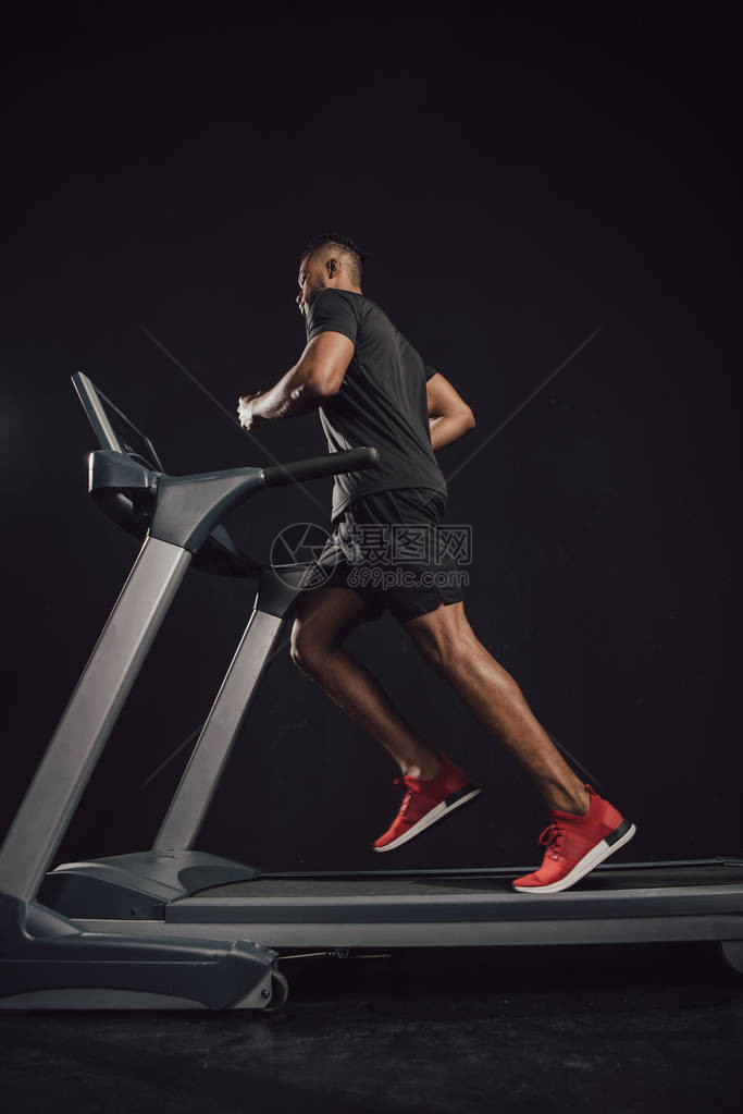 非洲裔美国青年运动员在黑色运动车上跑步的低图片