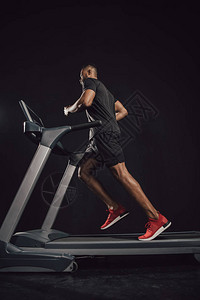 非洲裔美国青年运动员在黑色运动车上跑步的低图片