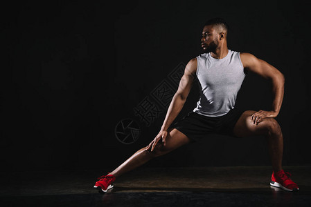 参加运动服装锻炼和仰视黑人的年轻非洲男子图片