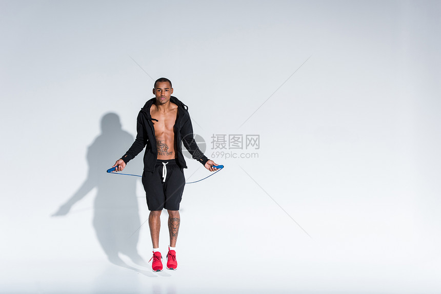 年轻的非洲裔美国运动员用跳绳锻炼身体看图片