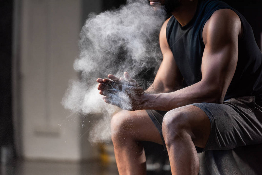 美国运动健壮运动员在手上施用高压粉图片