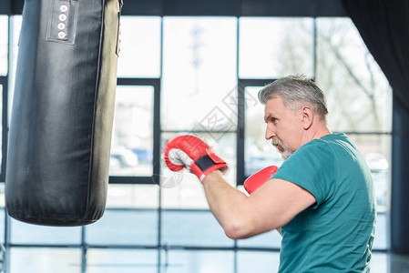 高级运动员在健身班参加红色拳击图片