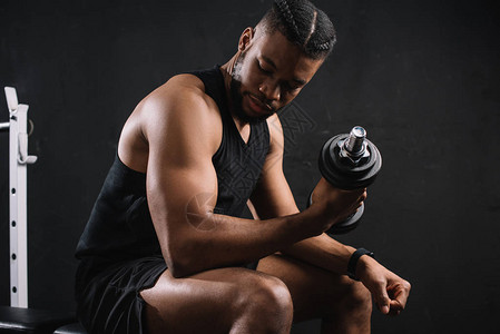黑人用哑铃进行锻炼的美国男子运动图片