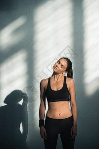 阴影伸展的运动型女人的肖像图片