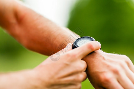 山路上的田径或越野跑者在看体育手表检查能或心跳速率图片