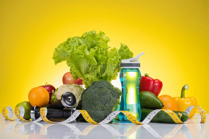 近视新鲜水果和蔬菜测量胶带瓶水和黄色图片