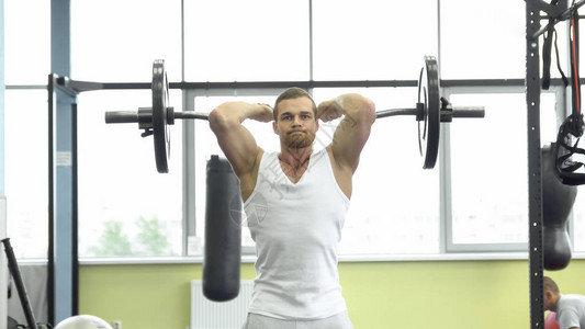 健身房的肌肉人正在锻炼体力图片