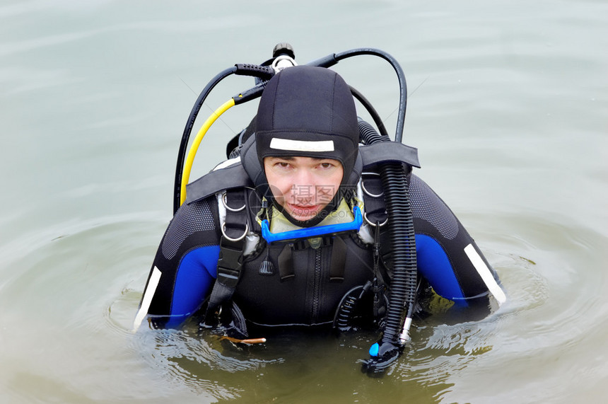 穿湿身潜水衣的Scuba潜水图片