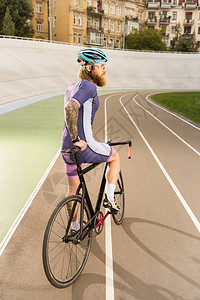 在自行车赛道上骑自行车的人穿着运动服图片