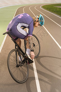 自行车运动员在赛道上运动服图片