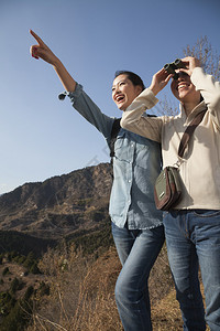 妇女徒步旅行使用望远图片