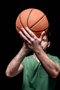 众人近视着将投篮球的男子背景图片