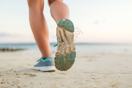 在沙滩上奔跑的女图片