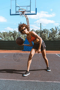 在体育法庭打篮球的运动服上穿运动装的年轻非图片