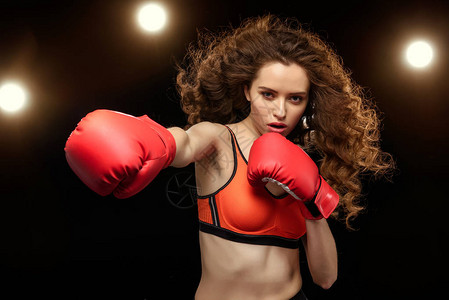 女员拳击手训练和黑色拳击图片