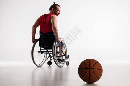 残疾人轮椅篮球运动员的后视场景拍摄看着地图片
