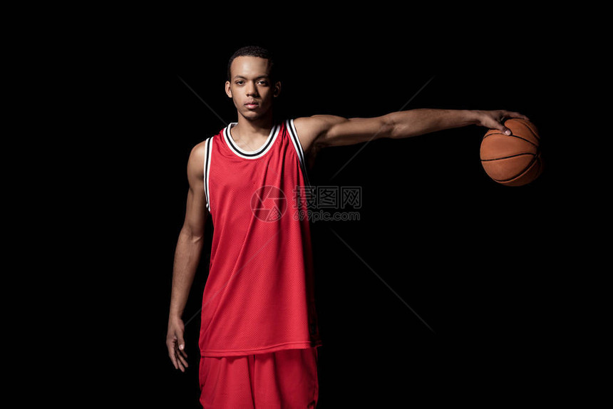 身着制服的年轻运动员篮球运动员图片