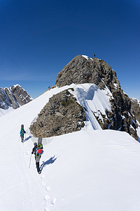 滑雪运动员上山自由奔图片