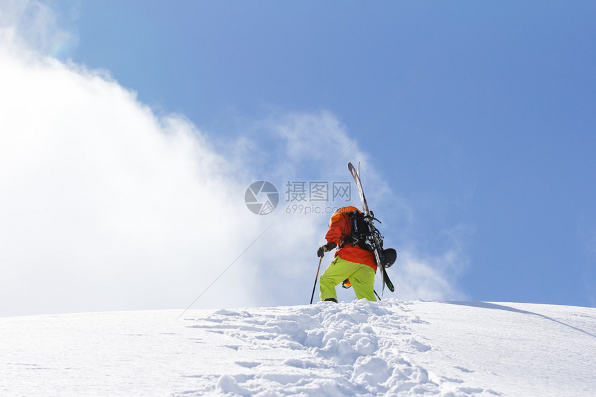 攀登雪山的滑雪者图片