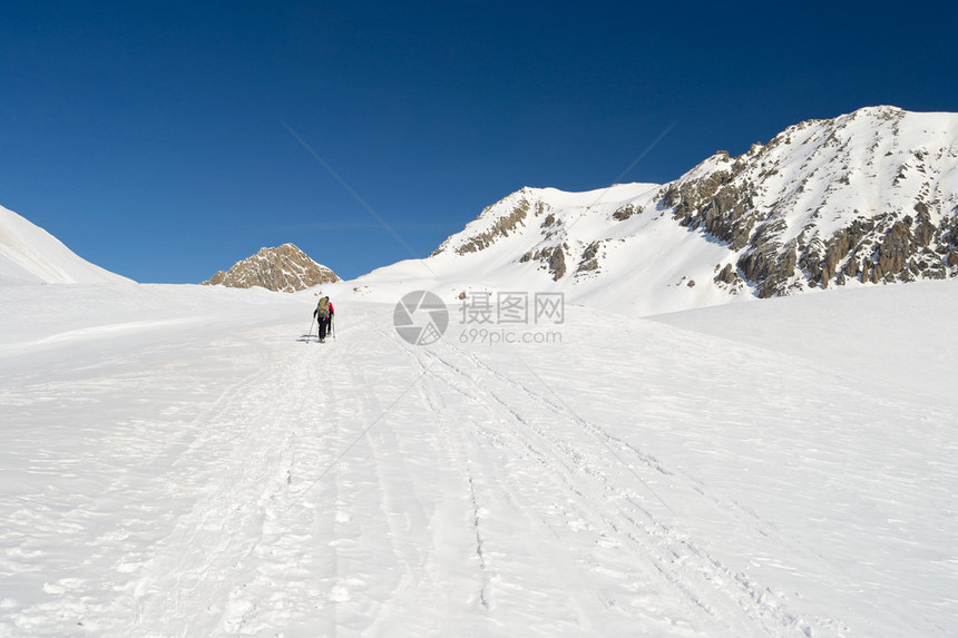 在高山背景中滑雪和下雪图片