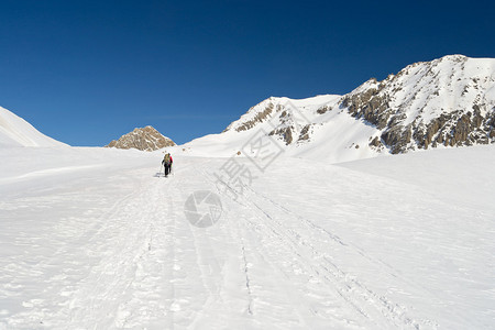 在高山背景中滑雪和下雪图片