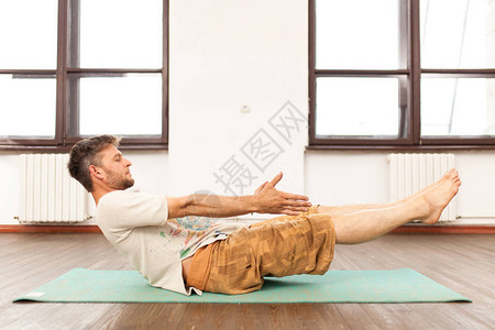 在健身房练习瑜伽的人图片