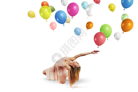 年轻女孩与五颜六色的气球跳舞图片