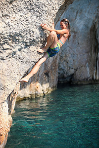 深水独行年轻女攀岩图片