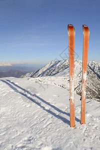一对偏远地区风景秀丽的背景下的旅游滑雪图片