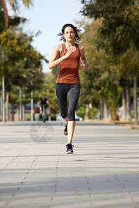 健康年轻运动女户外慢跑的图片
