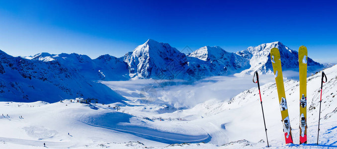 冬季滑雪山丘和滑雪后游设备在阳光明媚的日子里雪山顶上意大利索尔达图片
