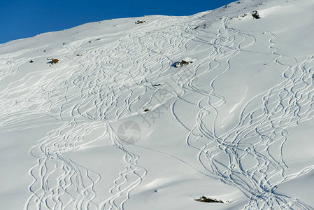 一连串的滑雪赛道穿过一山坡面下的活塞图片
